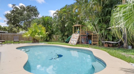 Coastal Vibe w/ Pool, 2 King beds+